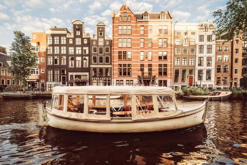 Amsterdam: Private Romantic Canal Cruise w. Prosecco/Snacks - Prosecco, snacks, blankets, and the practical details
