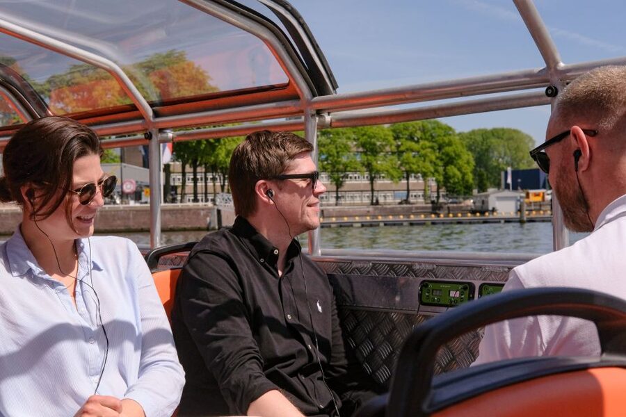 Amsterdam: Semi-Open Canal Boat Cruise - A quiet boat with a roof for changing weather