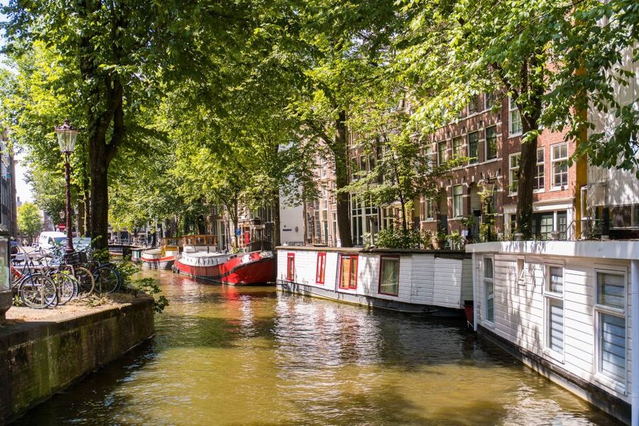 Amsterdam: Semi-Open Canal Boat Cruise - The audio guide and captain’s commentary