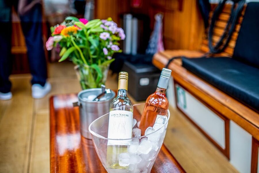 Amsterdam: Small-Group Canal Cruise incl. Drinks and Snacks - Why Giuliana changes the canal cruise experience