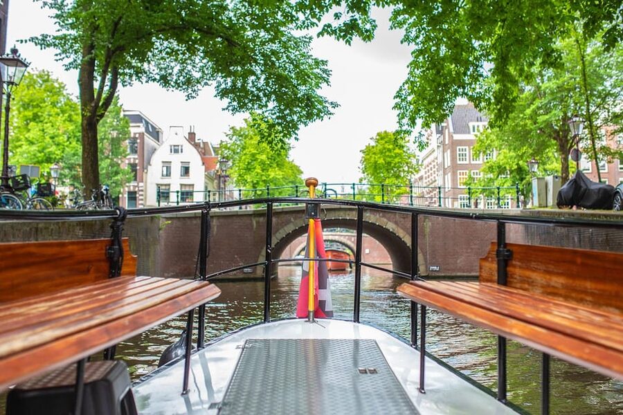 Amsterdam: Small-Group Canal Cruise incl. Drinks and Snacks - Amsterdam-Centrum and the old city waterways