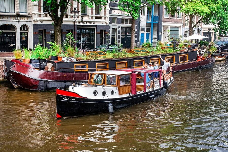 Amsterdam: Small-Group Canal Cruise incl. Drinks and Snacks - Dutch snacks, hot bites, and a generous drinks list