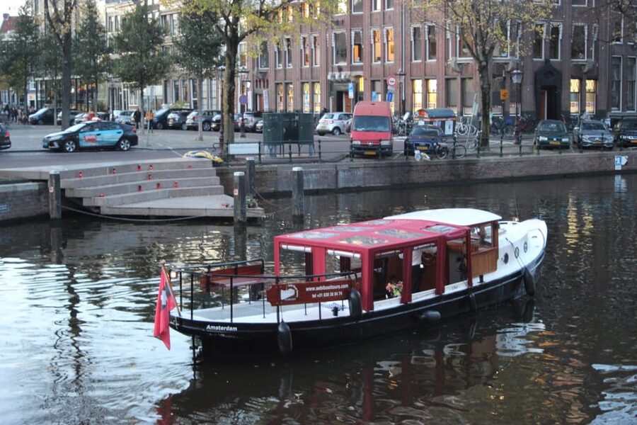 Amsterdam: Small-Group Canal Cruise incl. Drinks and Snacks - Through the Grachtengordel and Prinsengracht