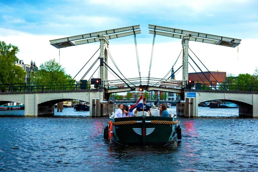 Amsterdam: The Newest Canal Cruise with Drink Option - What the one-hour route shows you