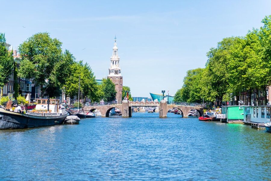 Amsterdam: Traditional Canal Cruise with Bar on Board - Drinks while the city passes by