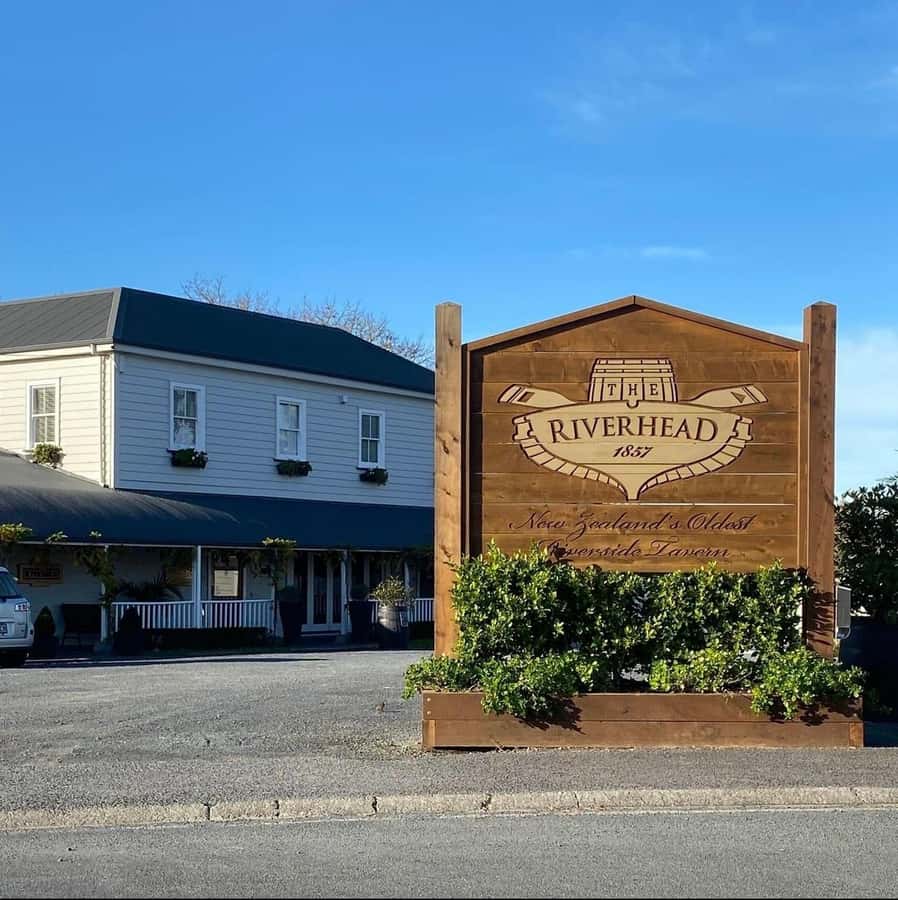 Auckland: Scenic Boat Cruise to the Riverhead Tavern - Arriving at historic The Riverhead