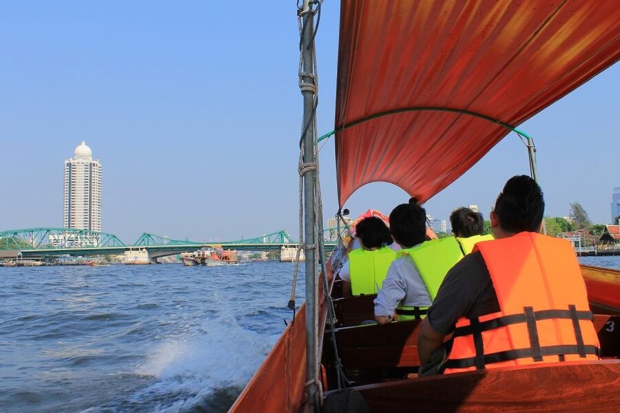 Bangkok: 2-Hour Canal Tour by Teak Boat - Temples, catfish, and monitor lizards