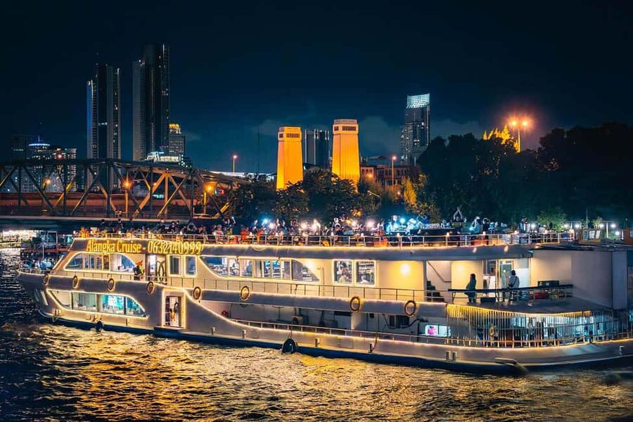 Bangkok: Alangka Chao Phraya River Dinner Cruise - Wat Arun and the first dinner views