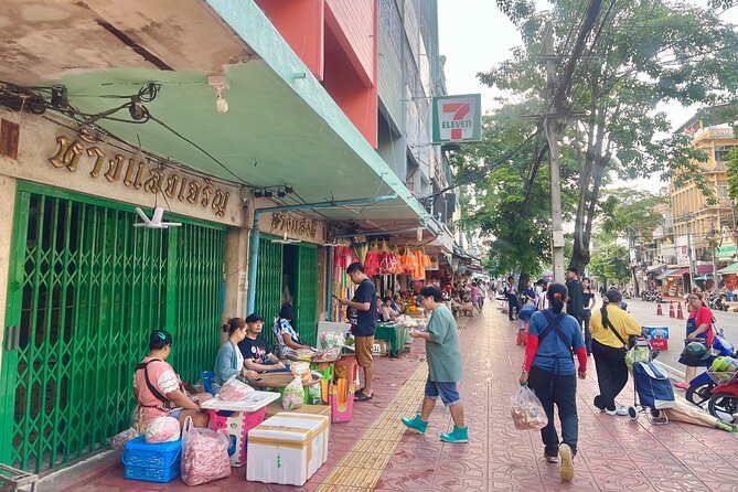 Bangkok: Boat Bliss Riverside Cruise Tour and Wat Arun Visit - Wang Lang Market for snacks and local shopping
