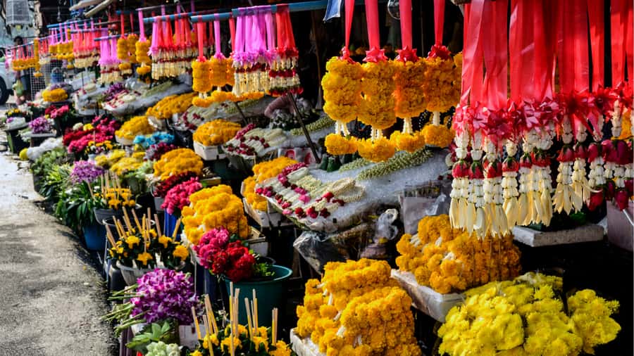 Bangkok: Canal Longtail Boat Sightseeing Cruise - Boarding the long-tail boat at Tha Tien