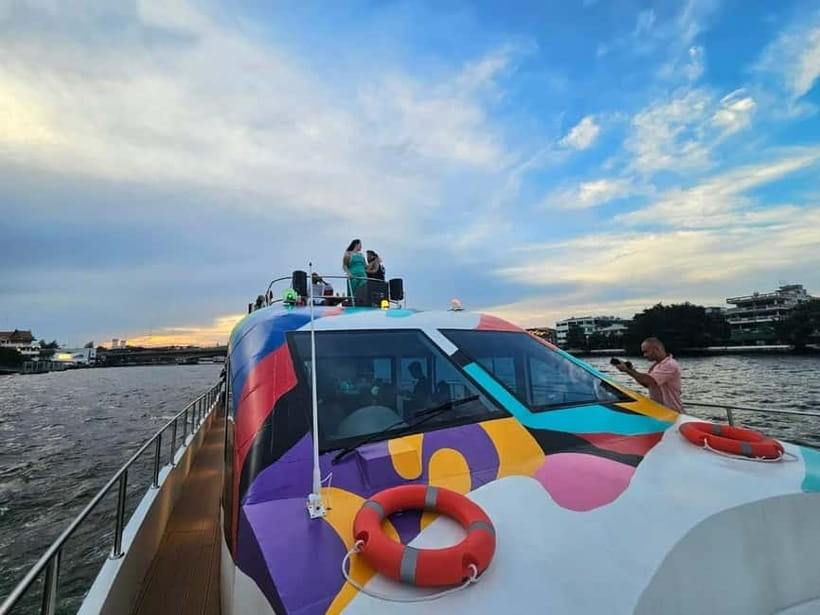 Bangkok: Chao Phraya Booze Cruise With Unlimited Drinks - Wat Arun and Bangkok seen from the river