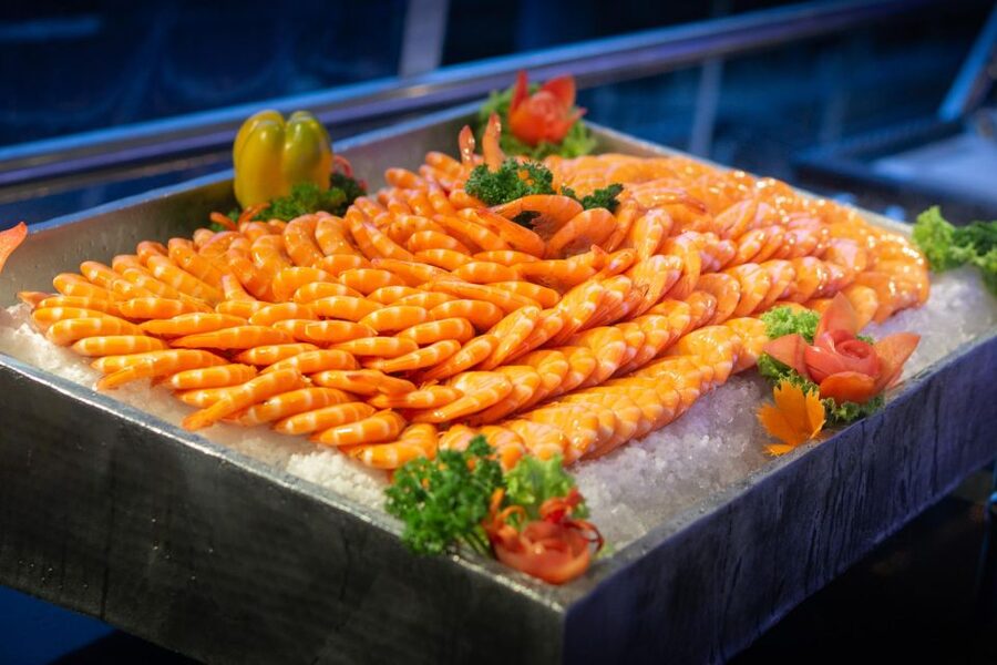 Bangkok: Chao Phraya Princess Dinner Cruise Ticket - The buffet: plenty of choice, uneven temperature