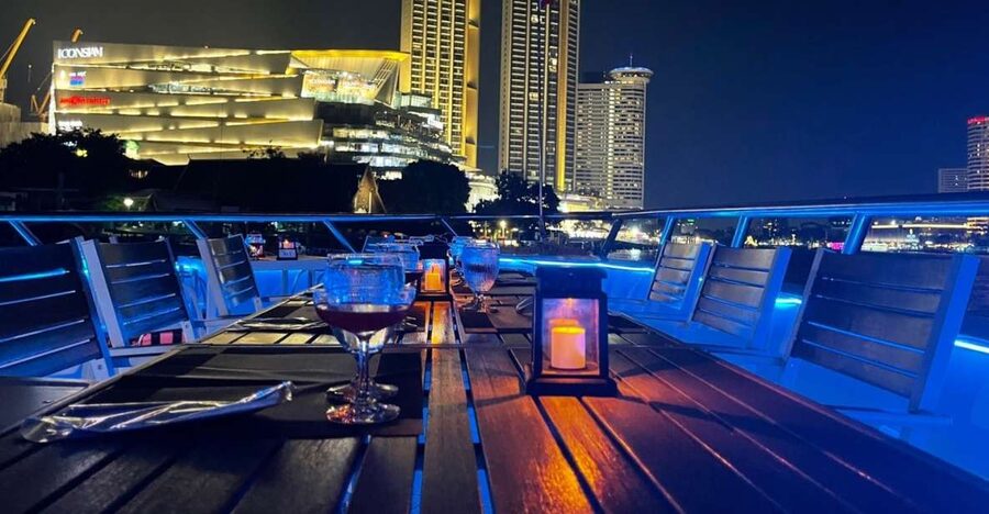 Bangkok: Chao Phraya River Buffet Dinner Cruise - Starting at ICON Siam and finding the right pier