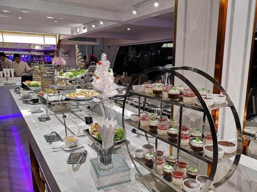 Bangkok: Chao Phraya River Meridian Cruise with Buffet - The buffet: good value, uneven access