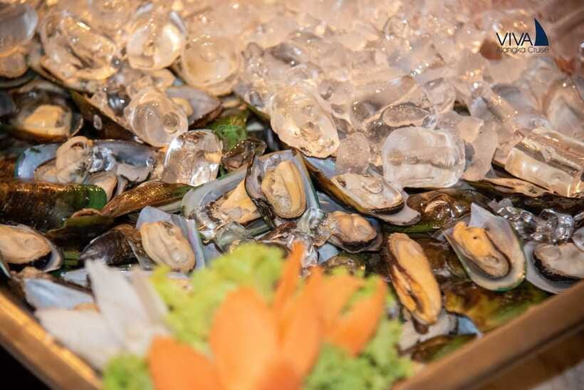 Bangkok: Noah 6 Stars Luxury Chaophraya River Dinner Cruise - Live music and traditional Thai performances