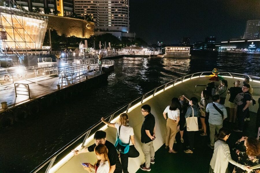 Bangkok: River Dinner Cruise on the Chao Phraya Princess - Boarding the boat and choosing your view