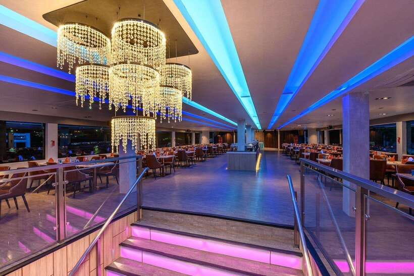 Bangkok: Royal Princess River Dinner Cruise with Live Music - Wat Arun, the Grand Palace, and the temples by night