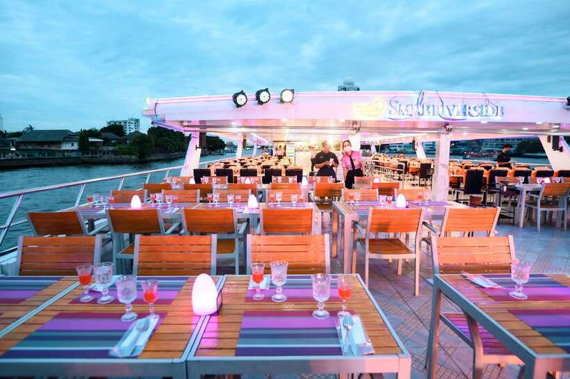 Bangkok: Smile Riverside Dinner Cruise - The buffet: Thai flavors, international choices, and seafood