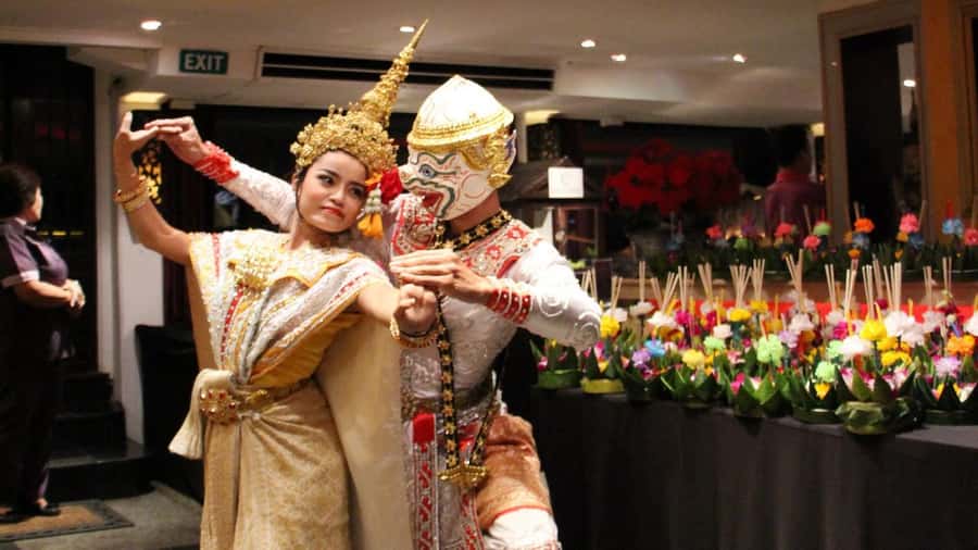 Bangkok: The Opulence Chao Phraya Lavish Dinner Cruise - The first hour brings pop, jazz, and river views