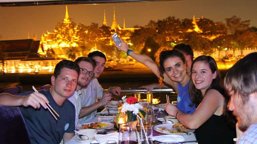 Bangkok: The Opulence Chao Phraya Lavish Dinner Cruise - What to expect from the buffet