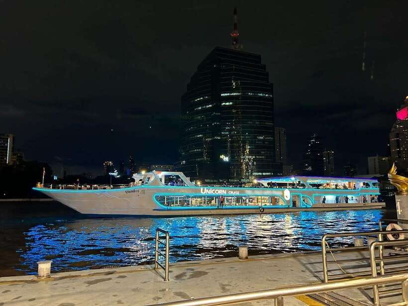 Bangkok: Unicorn Chao Phraya River Dinner Cruise - Seafood buffet: good variety, uneven service