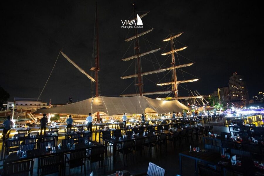Bangkok: Viva Alangka Chao Phraya Dinner Cruise - Wat Arun at the river’s edge