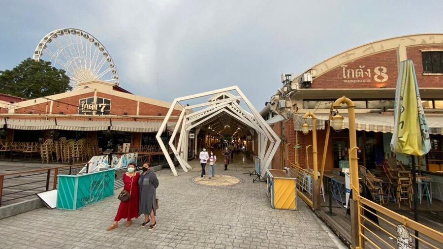 Bangkok: Viva Alangka Chao Phraya Dinner Cruise - Weather, decks, and crowd levels
