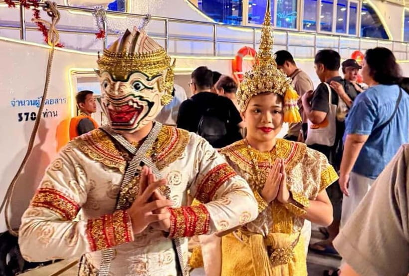 Bangkok: White Orchid Chao Phraya Dinner Cruise free Beer - Taking your seat on three decks