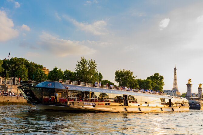 Bateaux Mouches Dinner Cruise on the Seine River in Paris - A night cruise that lets Paris do the talking