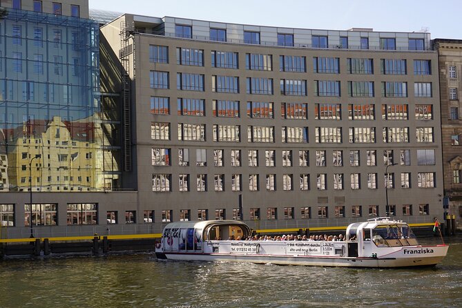 Berlin: 1-hr Boat Tour with Bilingual Live Guide (DE/EN) - The Reichstag and central Berlin from the river