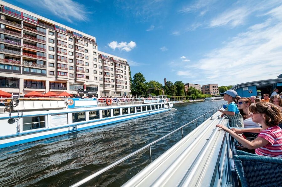 Berlin: 3.25-Hour Spree & Landwehrkanal Boat Tour - Food, drinks, and comfort on a three-hour boat ride