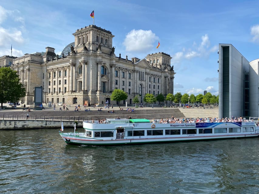 Berlin: 3.5-Hour Sightseeing Cruise on the Spree River - Friedrichstraße, the Tränenpalast, and Humboldt Harbour