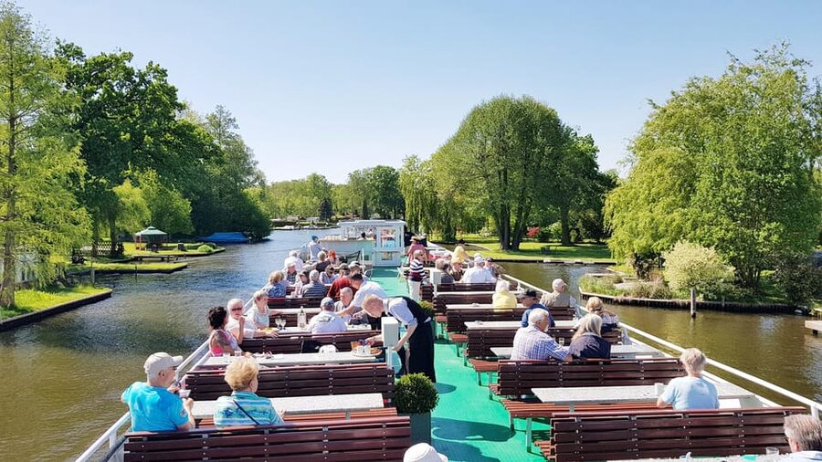Berlin: 3.5-Hour Sightseeing Cruise on the Spree River - Through Charlottenburg Lock and toward the palace