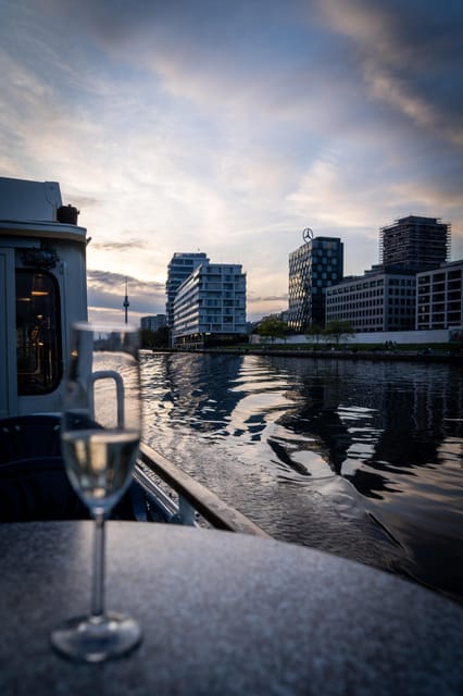 Berlin: Audrey Ahoi! Spree cruise with drag queen (HOL) - Through Mühlendamm Lock