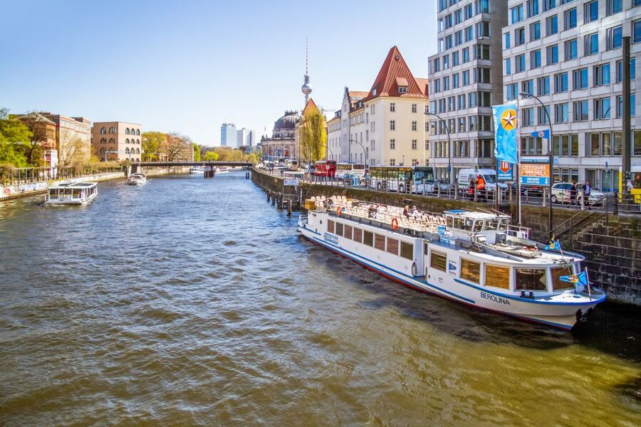 Berlin: Boat Tour Along the River Spree - Starting at Friedrichstrasse and entering the government district