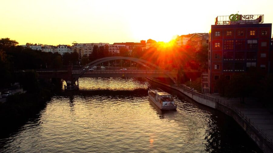 Berlin: Evening Boat Cruise – Romance & Moonlight - Booking tips for a better evening