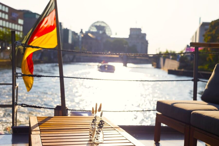Berlin: Sightseeing Boat Tour on the Spree for Families - Tiergartenviertel and the first stretch of the Spree
