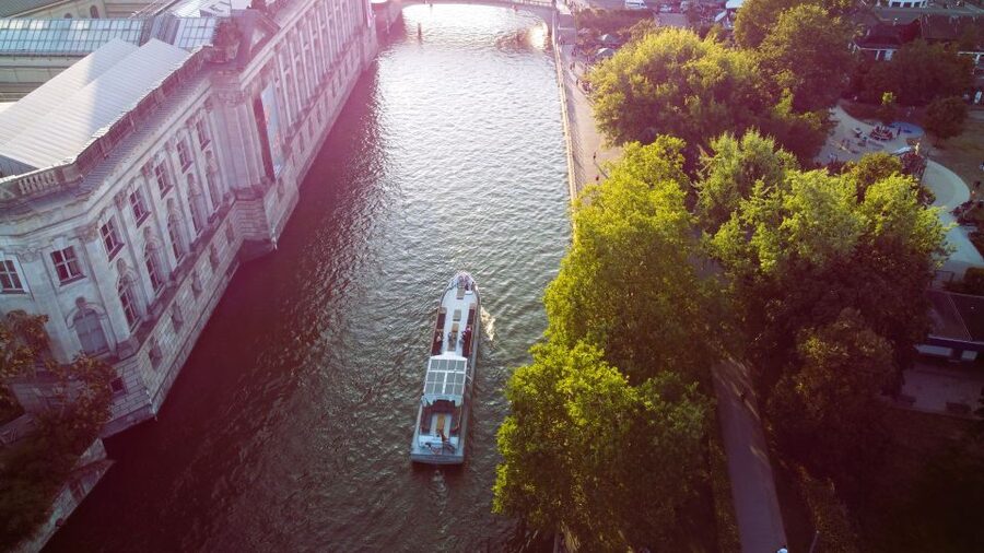 Berlin: Sightseeing Boat Tour on the Spree for Families - The government district and the Bundestag