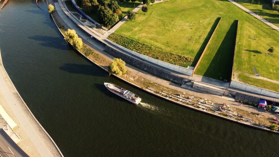 Berlin: Sightseeing Boat Tour on the Spree for Families - What happens when the weather turns bad