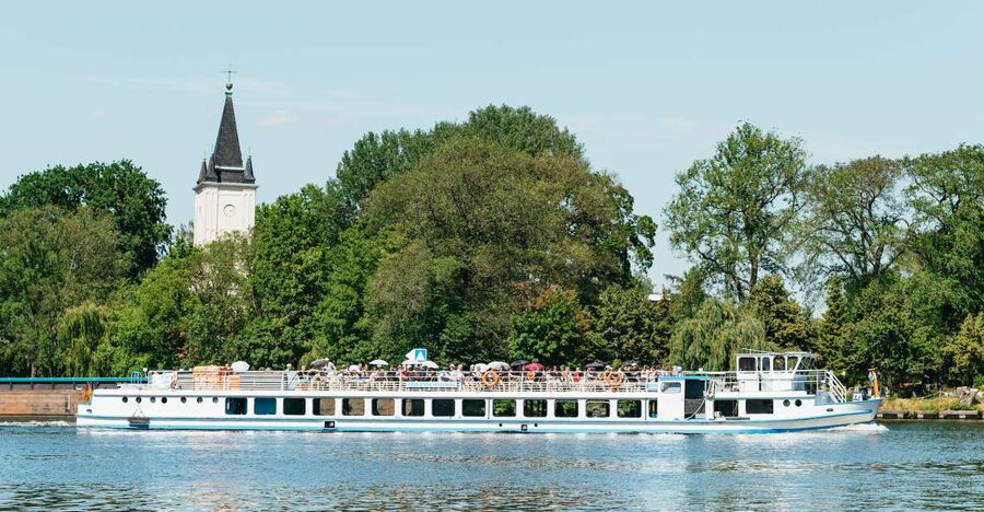 Berlin: Spree Boat Tour to Müggelsee - The Köpenick section, palace views and a local character