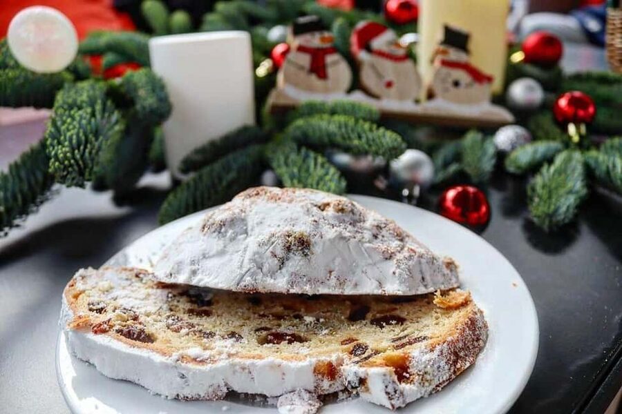 Berlin: Winter Spree Cruise with Mulled Wine and Christmas Stollen - Finding the right boat beside the river