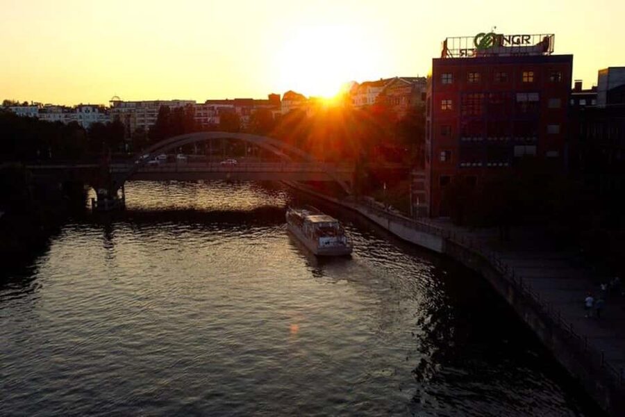 Berlin: Winter Spree Cruise with Mulled Wine and Christmas Stollen - Reichstag views and Berlin Central Station