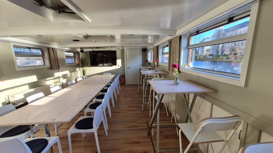 Berlin: Winter Spree Cruise with Mulled Wine and Christmas Stollen - What the $37 ticket really buys you