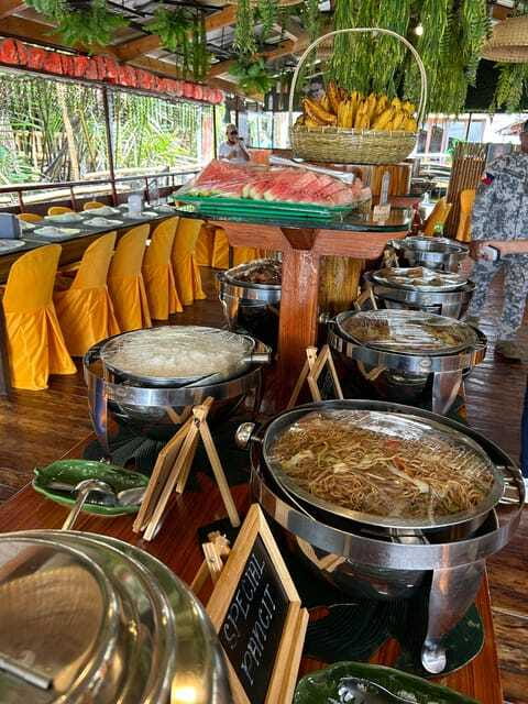 Bohol: Chocolate Hills Tour with Loboc River Cruise & Lunch - Meeting Bohol’s small tarsier