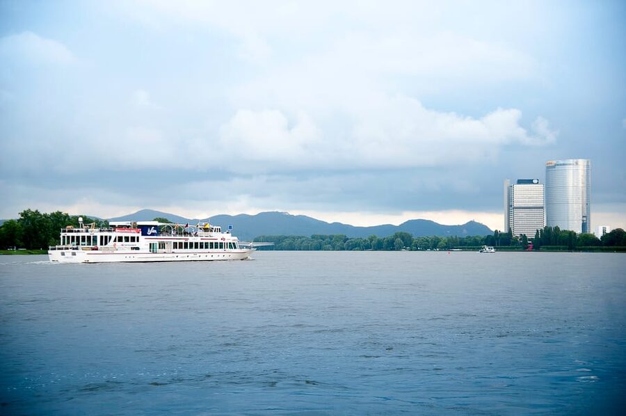 Bonn: Evening Sightseeing Cruise on the Rhine River - The first stretch: Opera House and Alter Zoll