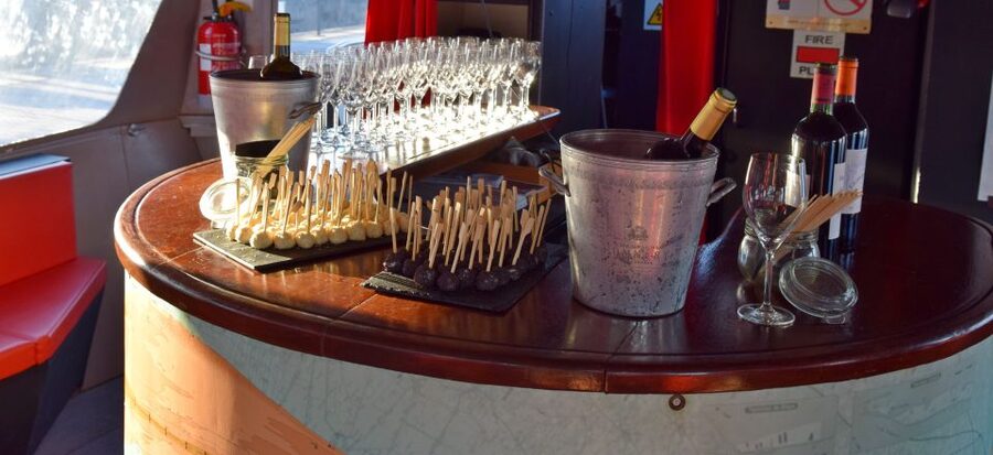 Bordeaux: Evening Apéritif Cruise on the River Garonne - Wine tasting with a local producer