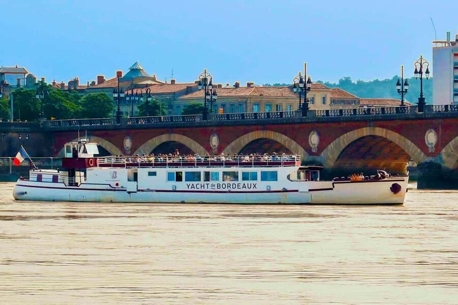 Bordeaux: Garonne River Yacht Cruise with Brunch - Starting at the Ponton d’Honneur