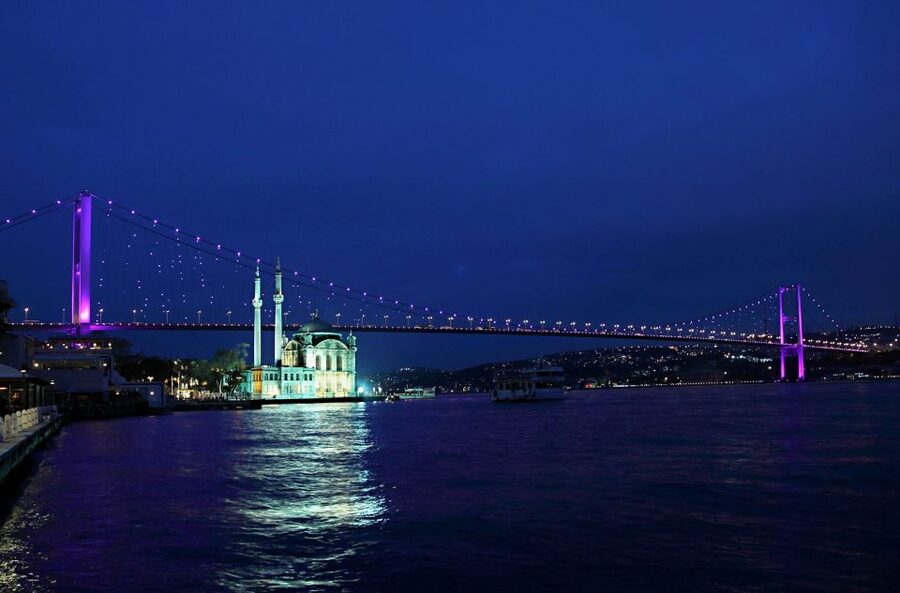 Bosphorus: Dinner Cruise with Live Performances Experience - Soft drinks and local alcohol are included