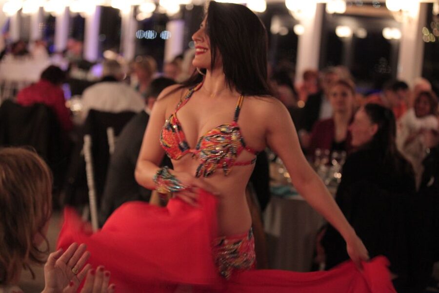 Bosphorus: Dinner Cruise with Live Performances Experience - Henna, Turkish-Romani dance, folk performers, and a DJ