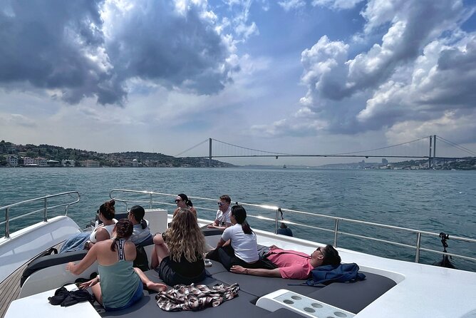 Bosphorus Yacht Cruise Experience: Visit the Asian Side - What happens with Topkapı, Hagia Sophia, and the Blue Mosque